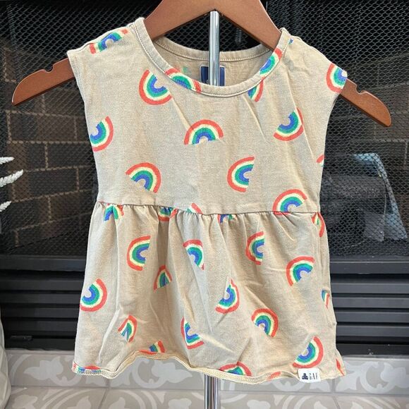 Gap Tee - Picture 1 of 4